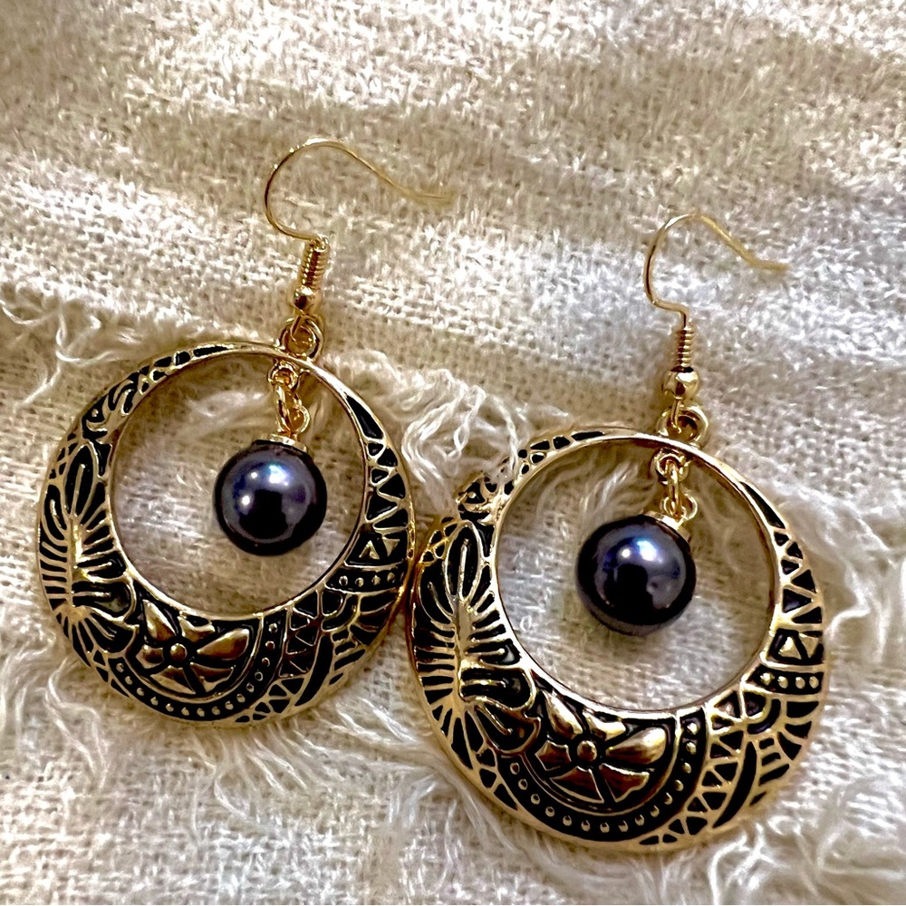 Hawaiian Black Enamel Gold Hoop Earring with Shell Pearls